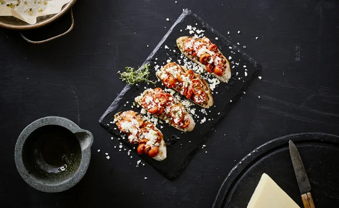 Bruschetta with semi-dried tomatoes & Aged Havarti