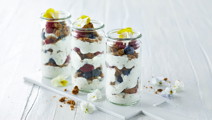 Trifli med skyr, blåbær, hindbær og knas