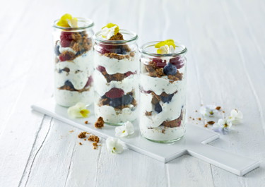 Trifli med skyr, blåbær, hindbær og knas