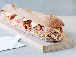 Sandwich med pulled pork, ost og coleslaw