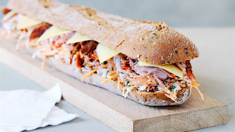 Sandwich med pulled pork, ost og coleslaw