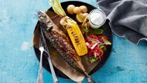 Grillstegte makreller og majskolber