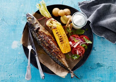 Grillstegte makreller og majskolber