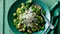 Potatissallad med grön dressing och cheddarost