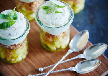 Ostekake i lag med ananas