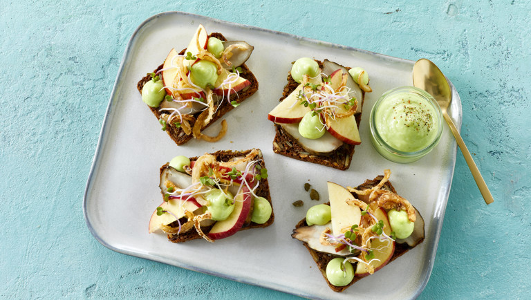Smørrebrød med jordskokker, porremayo, syrlige æbler og sprøde løg
