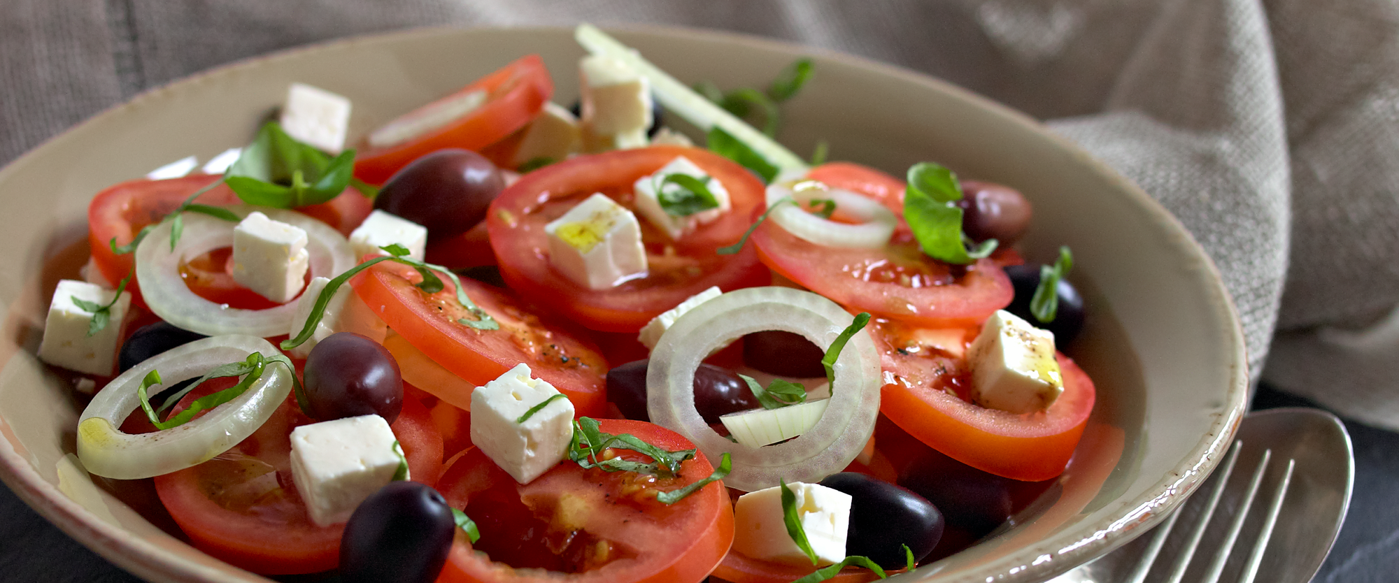 Tomatsalat med hvid ost og oliven