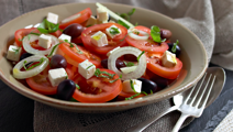 Tomatsalat med hvid ost og oliven