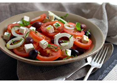 Tomatsalat med hvid ost og oliven