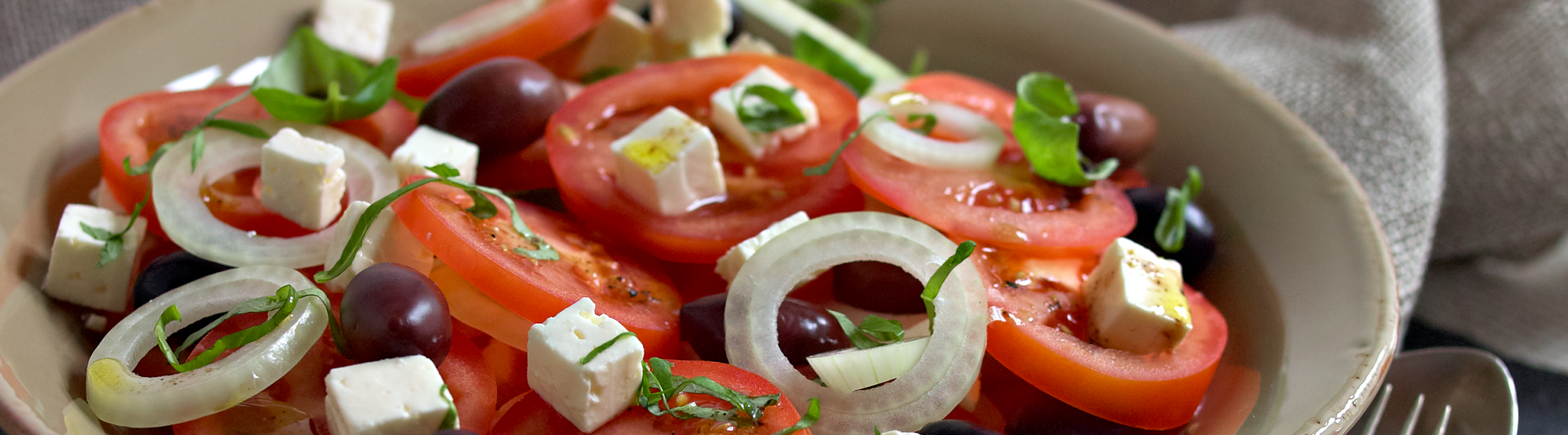 Tomatsalat med hvid ost og oliven