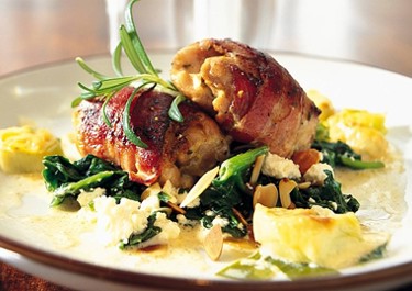 Pekoniin kiedottua rosmariinikanaa