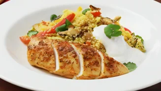 Kyckling med couscous och vitlöksyoghurt