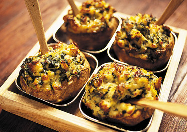 Homejuustotäytteiset uuniperunat