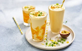 Trooppinen mango-passion-pirtelö