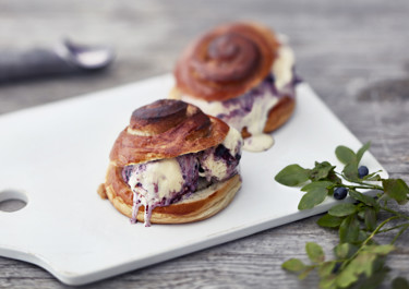 Mustikkapiirakka-jäätelösandwich