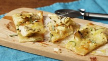 Pizza bianca latva-artisokalla
