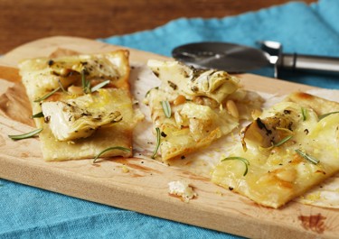 Pizza bianca latva-artisokalla