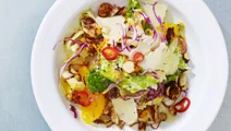 Kålsallad med svecia och nötter