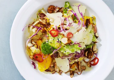 Kålsallad med svecia och nötter