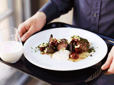 Färsbiffar med kapris, prästostcrème och betor