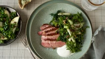 Andebryst med sprød kålsalat