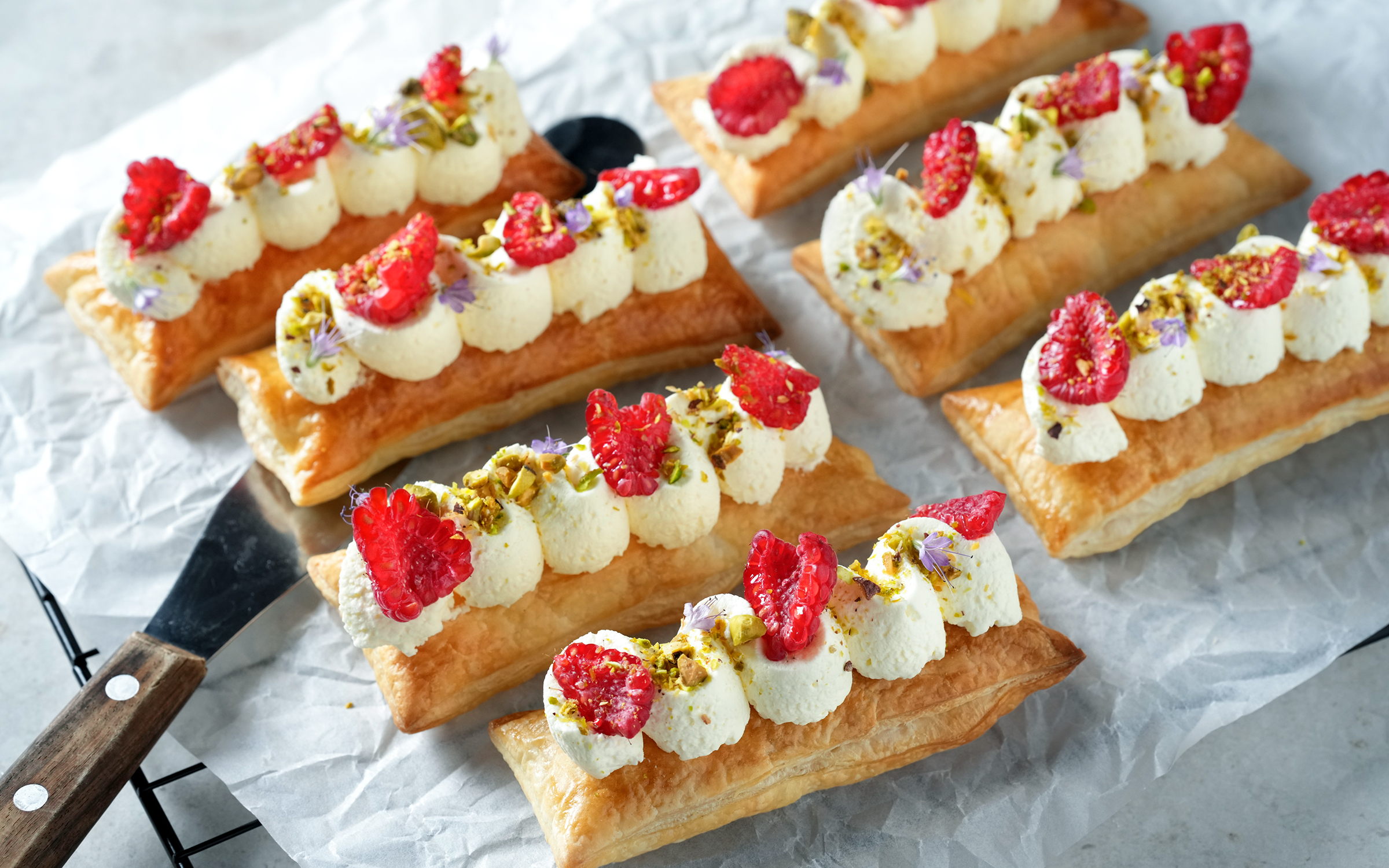 Smördegsbakelser med hallon