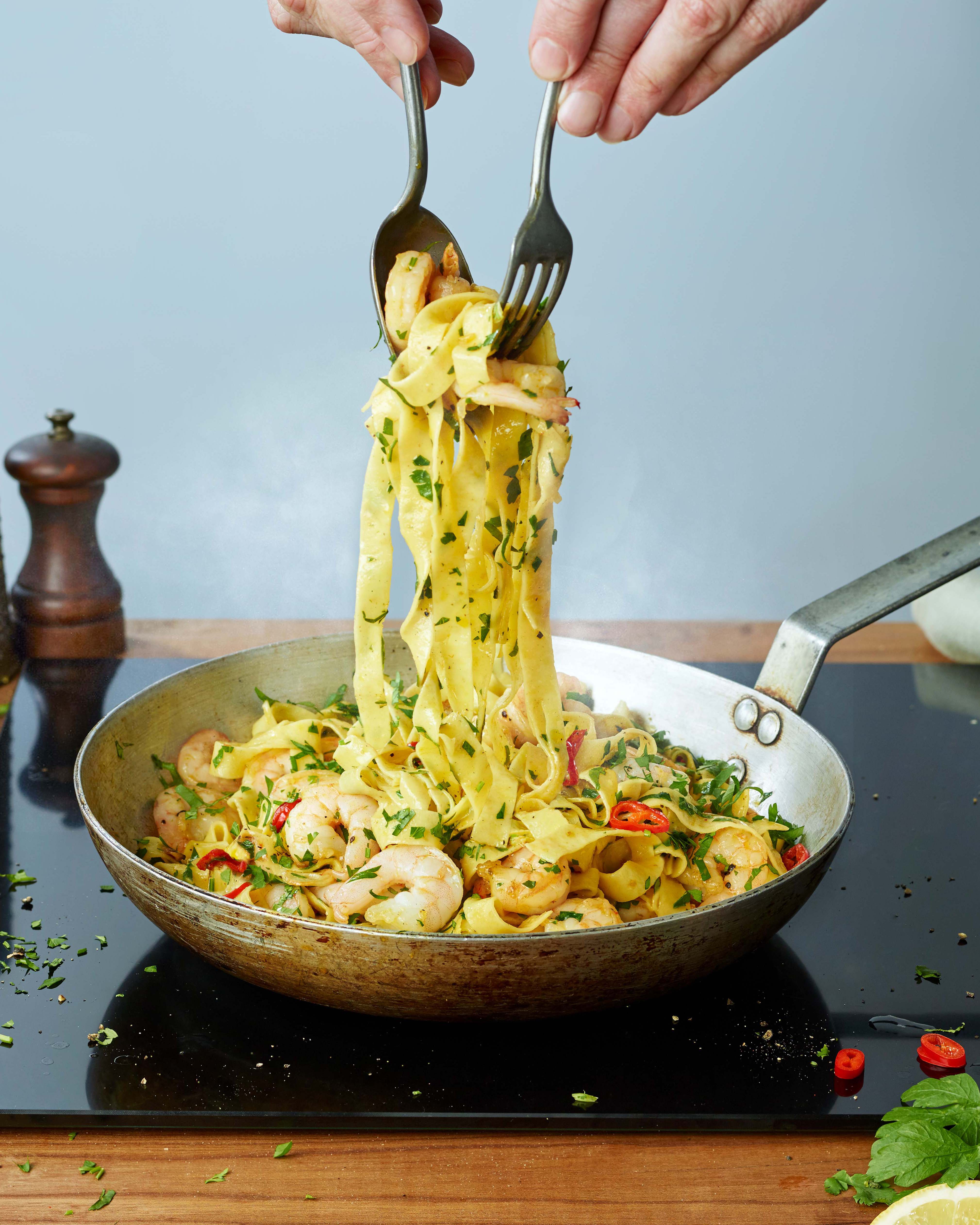 Tagliatelle cu creveți mari, ardei iute, coaja de lămâie și pătrunjel