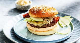 Cheeseburger med surkål, eple og bacon