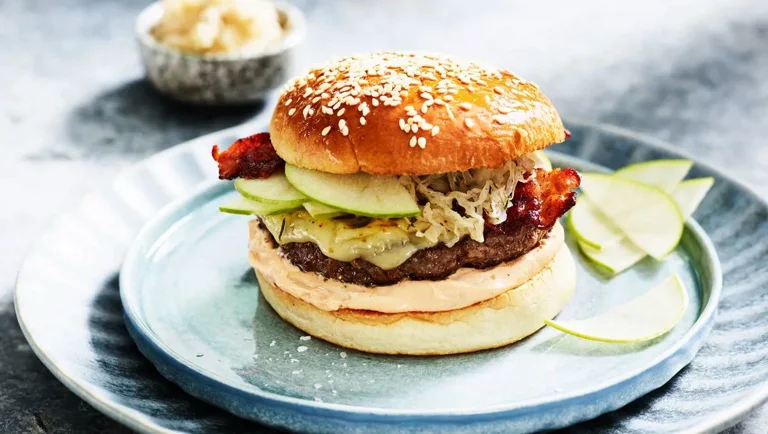 Cheeseburger med surkål, eple og bacon