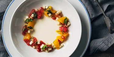 Herkullinen jogurttipannacotta valmistuu helposti. Marjat tuovat annokseen hapokkuutta ja väriä.