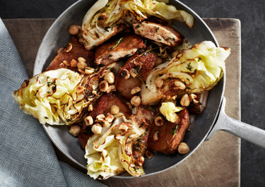 Stekt kycklinglår med spetskål och hasselnötter