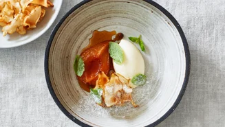 Karamellkokta päron med vispad färskost och krispiga jordärtskockor