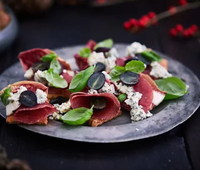 Kjeks med blåmuggost og pastrami