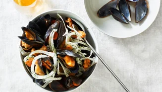 Ciderkokta blåmusslor med smörstekta brödsmulor