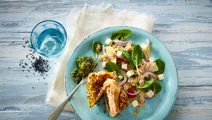 Indbagt laks med salsa verde og spinatsalat