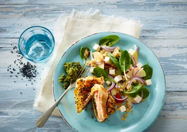 Indbagt laks med salsa verde og spinatsalat