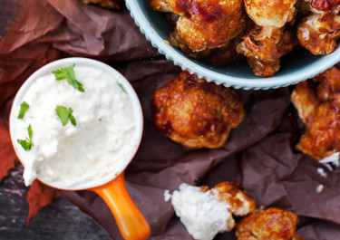 Grillatut kukkakaalisiivet barbecue-kastikkeella