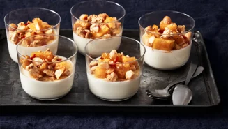 Limepannacotta med ananas, rostade nötter och vit choklad