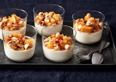 Limepannacotta med ananas, rostade nötter och vit choklad