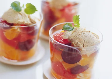 Het fruktsallad med fryst kanelglass