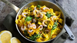 Pastasås med saffran, räkor och spenat