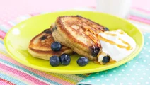 Amerikanska pannkakor med frukt och bär