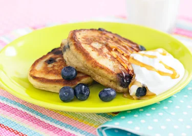 Dikke pannenkoeken met blauwe bessen