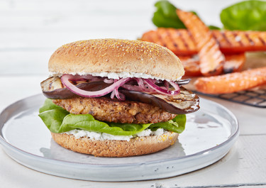 Burger med kikærtebøf og grillet aubergine
