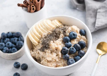 Cinnamon Milk with Oatmeal and Blueberries