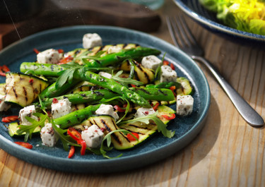 Grillattu kesäkurpitsa-parsasalaatti