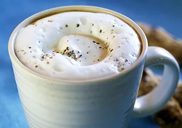 Varm kaffedrink med kardemummaklick