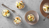 Blomkålskräm med äppelsallad och hasselnötter