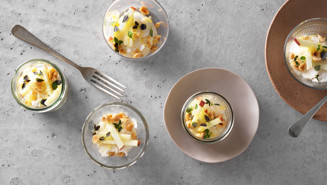 Blomkålskräm med äppelsallad och hasselnötter