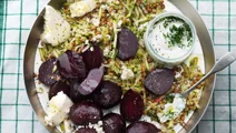 Sallad med rödbetor, matvete och dillyoghurt